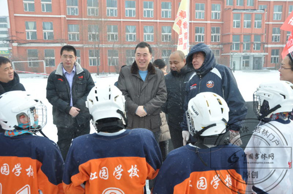 吉林市体育局领导在昌邑区虹园学校公益冰场检查、调研