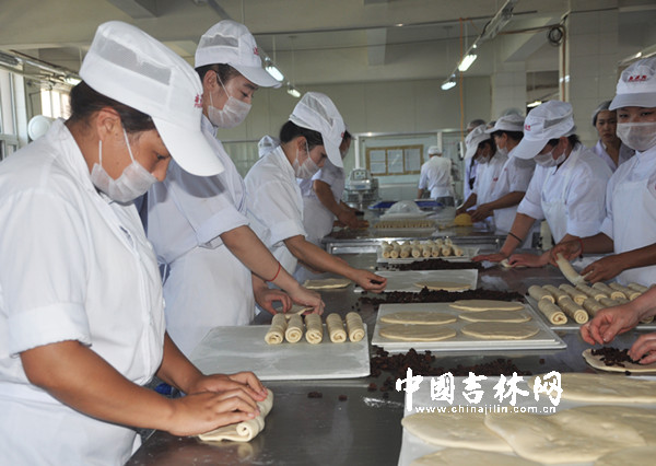 44福源馆生产车间，工人采用原始方法制作食品2_副本.jpg